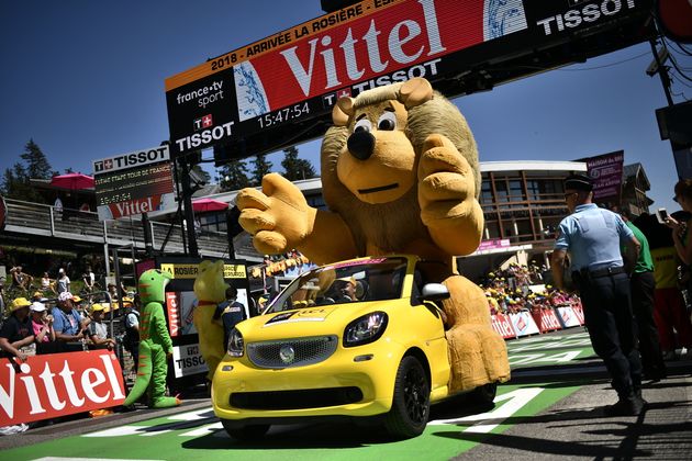 La Caravane Du Tour De France Seme 15 Millions De Breloques En Plastique Le Huffpost