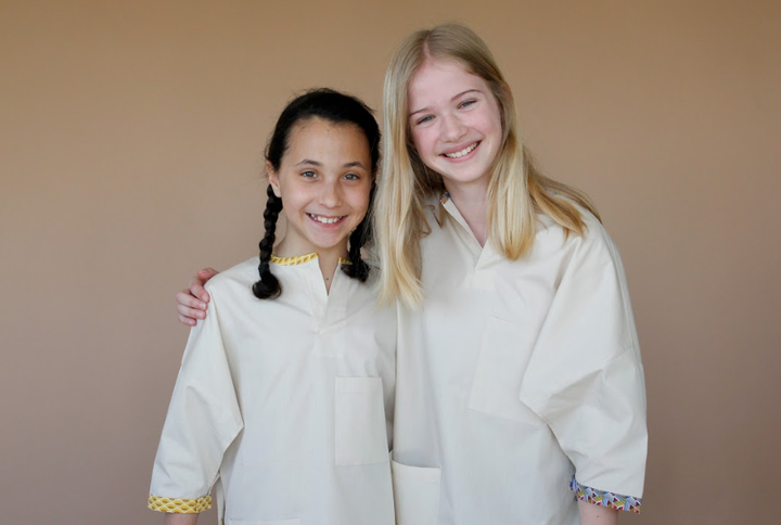 Blouses d'hôpital en coton bio pour enfants, fournies avec un feutre textile pour les décorer.