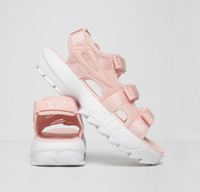 <a href="https://www.fila.com/womens-disruptor-sandal/5SM00035.html?dwvar_5SM00035_color=661" target="_blank" rel="noopener noreferrer">Sandales Fila 60$ </a>