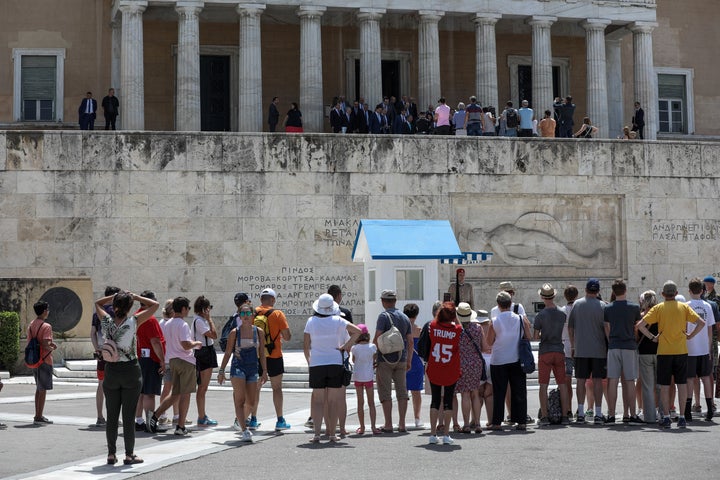 Και οι τουρίστες απαθανατίζουν την ιστορική στιγμή.