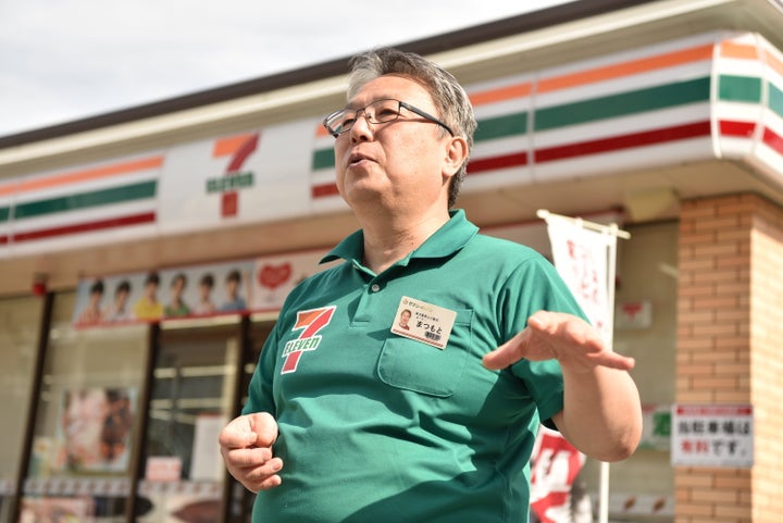 営業時間の短縮に踏み切ったセブン―イレブン東大阪南上小阪店のオーナー、松本実敏さん＝大阪府東大阪市