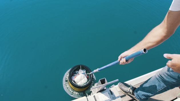 Ετσι καθαρίζονται οι θάλασσες από τα πλαστικά: Το πρώτο Seabin στην