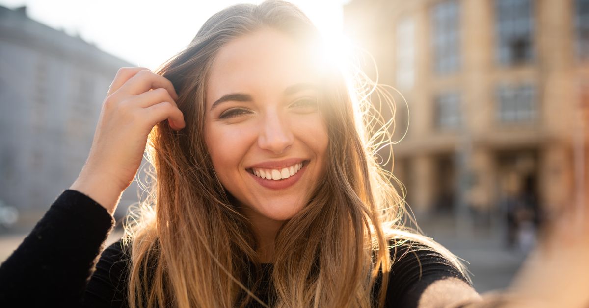 Young woman записи. Девушка улыбается. Девушка улыбается в камеру. Селфи улыбка. Улыбка девушки фото.