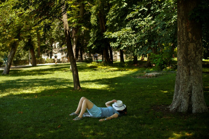 Imagen de archivo de una mujer en El Retiro.
