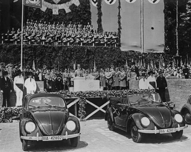 1938年、完成した「KdFワーゲン」の隣で演説するドイツのアドルフ・ヒトラー総統