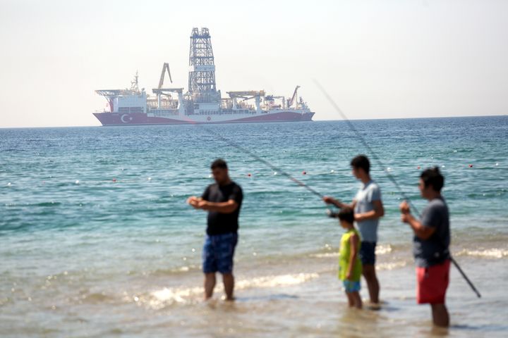 To τουρκικό πλωτό γεωτρύπανο «Γιαβούζ» έξω από την Αττάλεια στα τέλη Ιουνίου 2019, στο πλαίσιο των τουρκικών προκλήσεων με στόχο την κυπριακή ΑΟΖ.