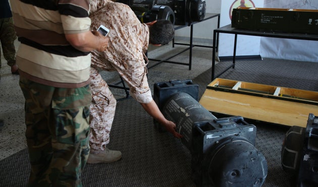 Des combattants du GNA montrent des missiles Javelin américains à Tripoli, le 29