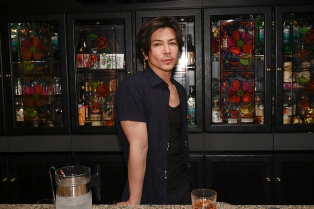 凪のお暇 武田真治がスナックのママ役 セクシーな視線を飛ばす写真が公開される ハフポスト