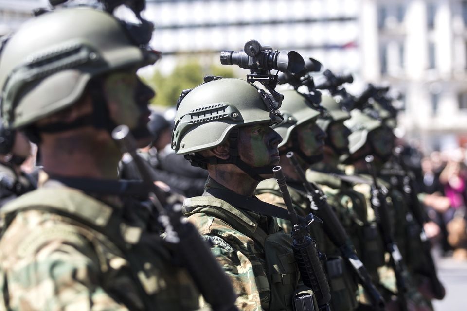 Οι αναγκαίες τομές στη στρατιωτική θητεία και στην εκπαίδευση των Ενόπλων