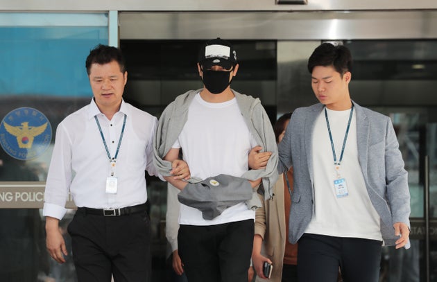 성폭행 혐의를 받고 있는 배우 강지환씨(본명 조태규)가 12일 오전 구속 전 피의자 심문(영장실질심사)를 받기 위해 경기도 성남시 분당경찰서에서 호송차로 향하고 있다.