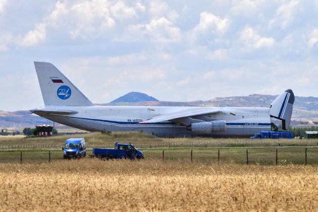 러시아의 지대공 미사일 시스템 S-400을 실은 AN-124 화물기가 무르테드 공군기지에 도착했다. 앙카라, 터키. 2019년 7월12일.