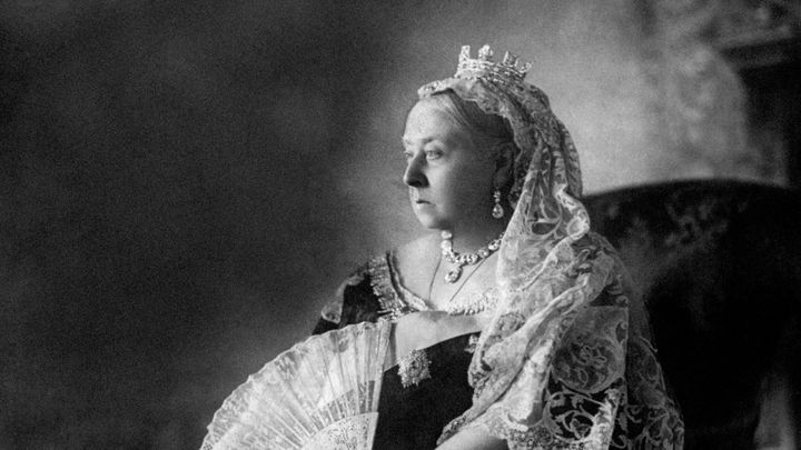 Charity shop finds signed Queen Victoria letter - BBC News