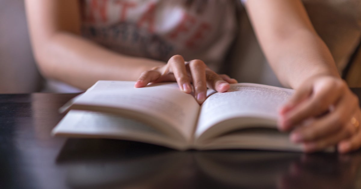 Женщина с книгой в руках