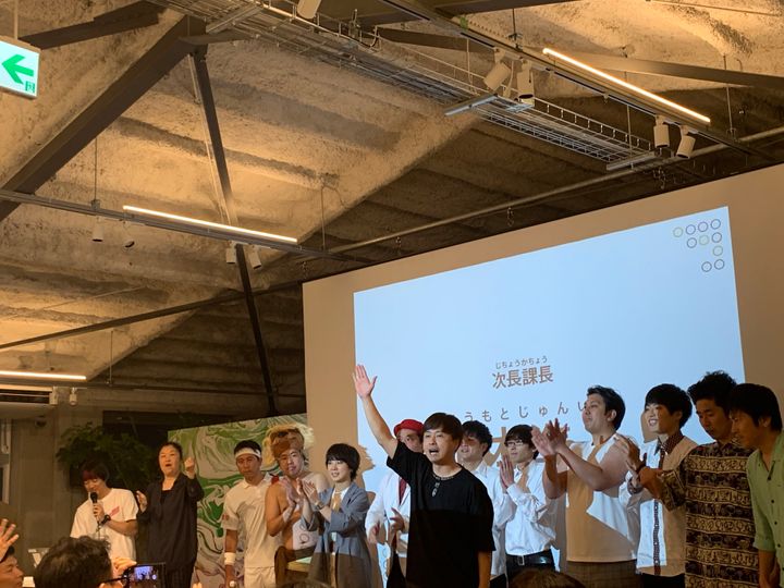 当日のイベントには10名以上の吉本芸人が参加した。全体の進行を務めた河本準一さんは手話を勉強中だという