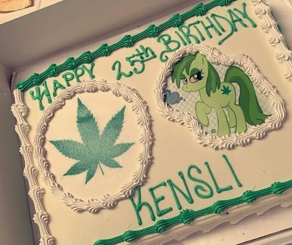 マリファナが描かれた誕生日ケーキ。ケンスリ・タイラー・デイビスさんのFacebookより。