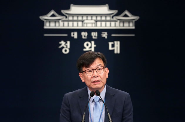 김상조 청와대 정책실장이 14일 오후 서울 종로구 청와대 춘추관에서 최저임금 관련 브리핑을 갖고 모두발언을 하고 있다.