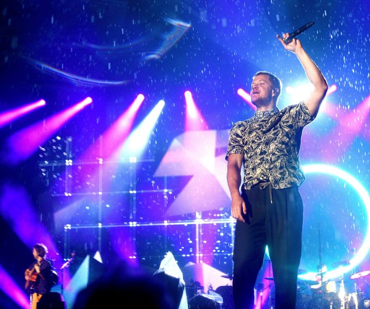 Dan Reynolds, du groupe Imagine Dragons, donne sa prestation sous la pluie au Festival d'été de Québec, juste avant que le spectacle soit annulé à cause des conditions météorologiques, le 13 juillet 2019, à Québec.