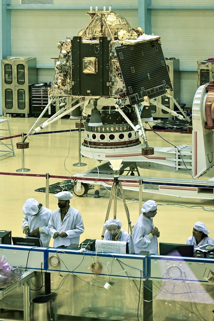 Des scientifiques de l'Indian Space Research Organisation (ISRO) travaillent sur le «Chandrayaan-2», à Bangalore.