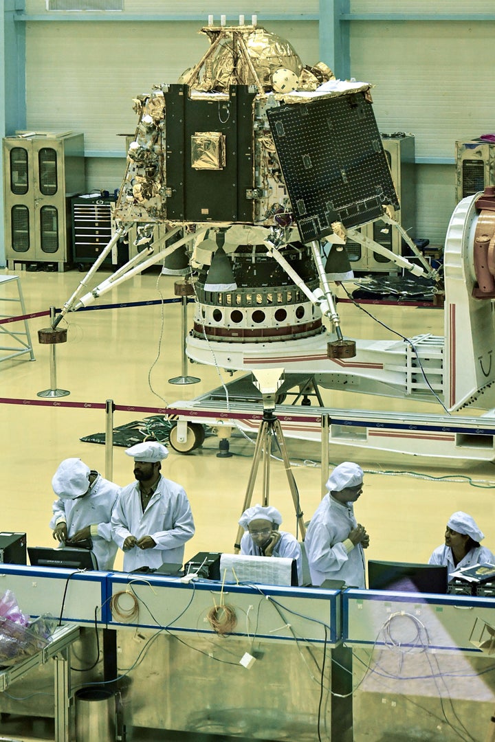 Des scientifiques de l'Indian Space Research Organisation (ISRO) travaillent sur le «Chandrayaan-2», à Bangalore.