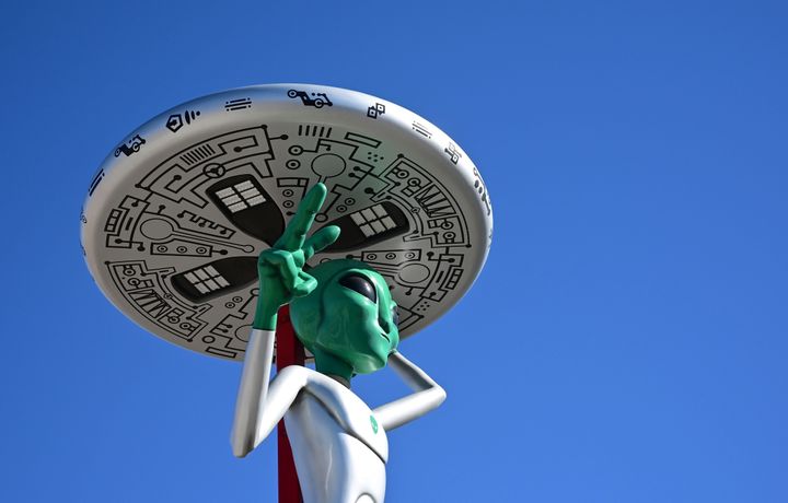 La sculpture d'un extraterrestre borde le bord de la route dans la ville de Baker, en Californie, qui revendique le thermomètre le plus grand au monde, et le surnom de «Gateway to Area 51», le 4 mars 2019. 