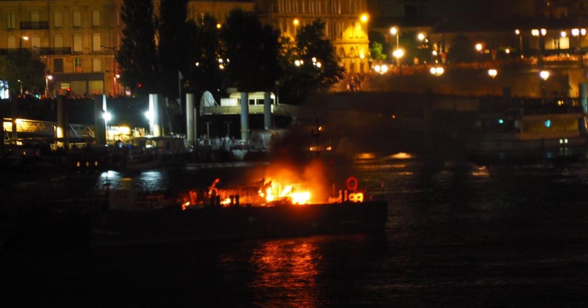 14 Juillet Le Feu D Artifice A Bordeaux Interrompu A Cause D Un Incendie Le Huffpost