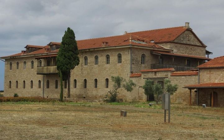 Κέντρο Βυζαντινού Πολιτισμού Χαλκιδικής. Βυζαντινό Μουσείο Χαλκιδικής. Υφαρπαγή κεραμιδιών από την ανατολική όψη της στέγης.