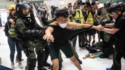 Violenta batalla campal en un centro comercial de Hong