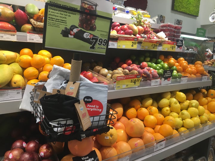 Les épiceries IGA offrent un ensemble de quatre sacs faits de plastique recyclé pour 7,99$.