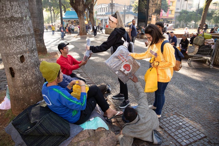 Ação do projeto SP Sem Frio, que entrega kits para moradores de rua na capital.