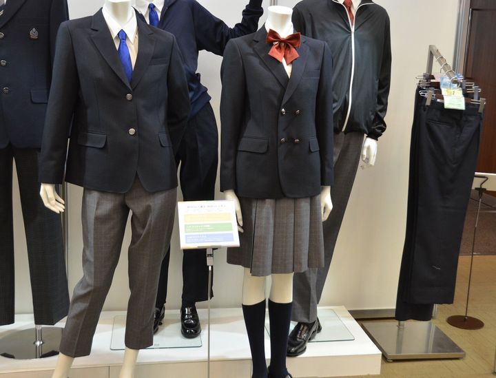 ジェンダーレス制服のコーナーでは、複数の型のスラックスや、ダブルのジャケットが展示されていた。