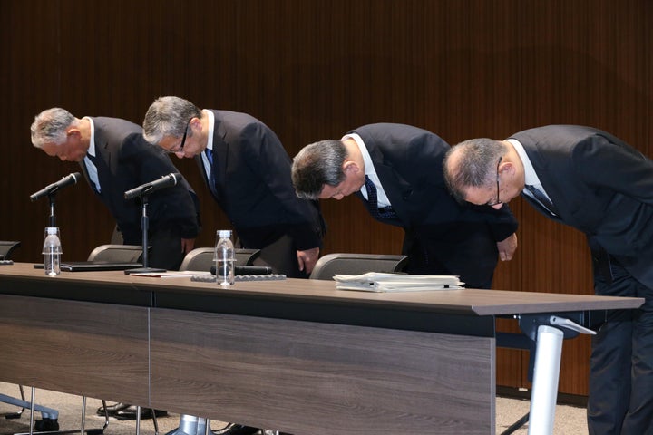 保険の不適切販売を謝罪する、かんぽ生命保険の植平光彦社長（右から２人目）と日本郵便の横山邦男社長（同３人目）ら