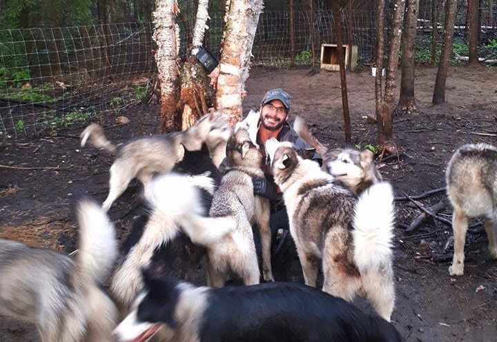 Jason Lapointe doit maintenant vendre sa maison ou se départir de ses 21 chiens.