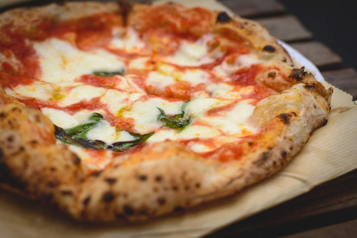Pizza napolitana leva muçarela de búfala.