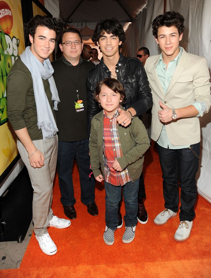 Kevin Jonas Sr. (second from left) poses with the Jonas Brothers and their younger sibling Frankie Jonas at the Nickelodeon's Kids' Choice Awards on March 28, 2009 in Westwood, California.