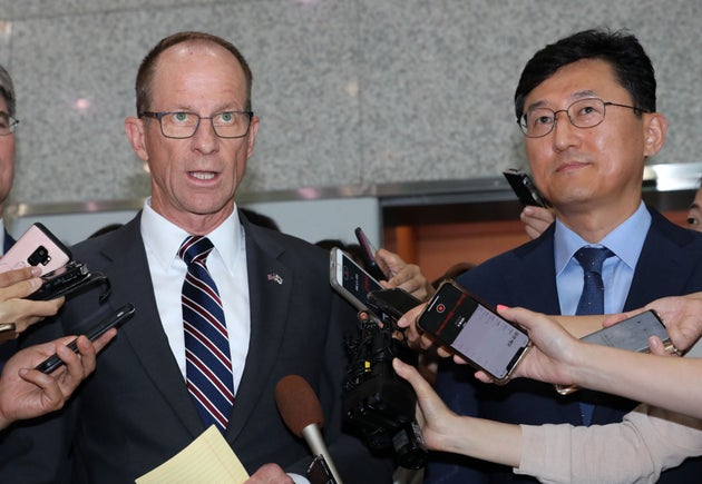 데이비드 스틸웰 미국 국무부 동아시아·태평양 담당 차관보(왼쪽), 윤순구 외교부 차관보