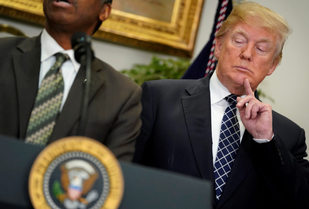 Así vive Donald Trump de alimentar el racismo en