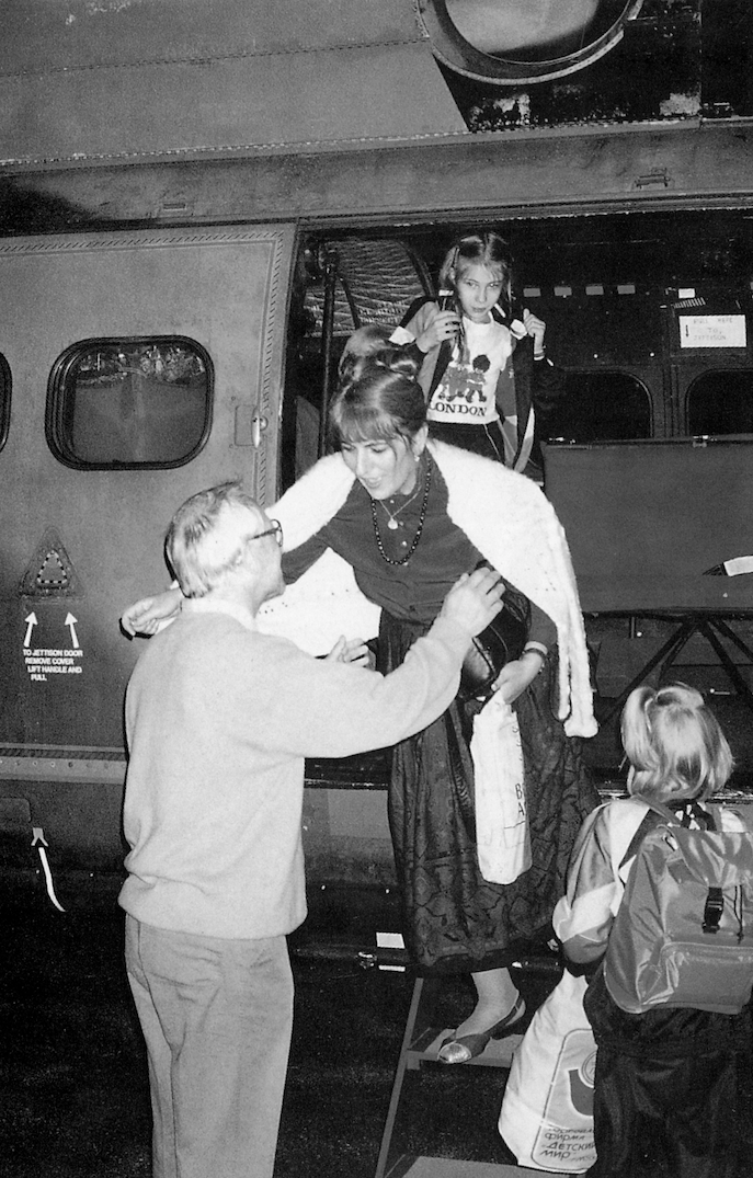 Gordievski saluda a su familia cuando llega en helicóptero a Reino Unido tras seis años...