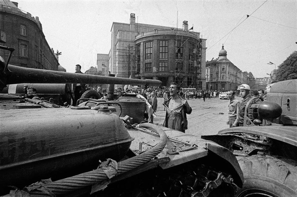 Primavera de Praga, 1968. Un solitario manifestante desafía a un carro de combate soviético....
