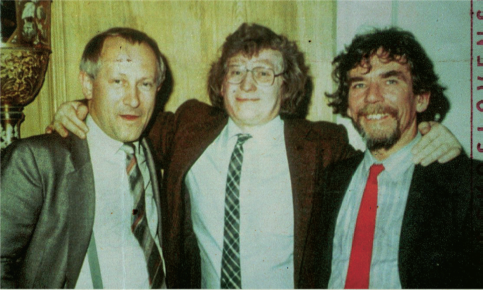 Oleg Gordievski con Ron Brown, parlamentario laborista por Edimburgo (en el centro), y Jan Sarkocy, un...