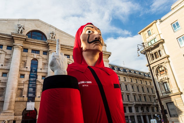 Il Dalì Gigante Accanto Al Dito Medio Di Cattelan La Casa