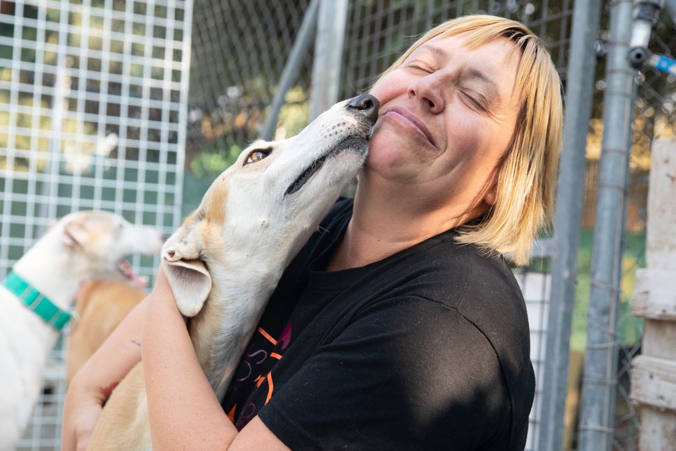 Pura, con uno de los galgos de