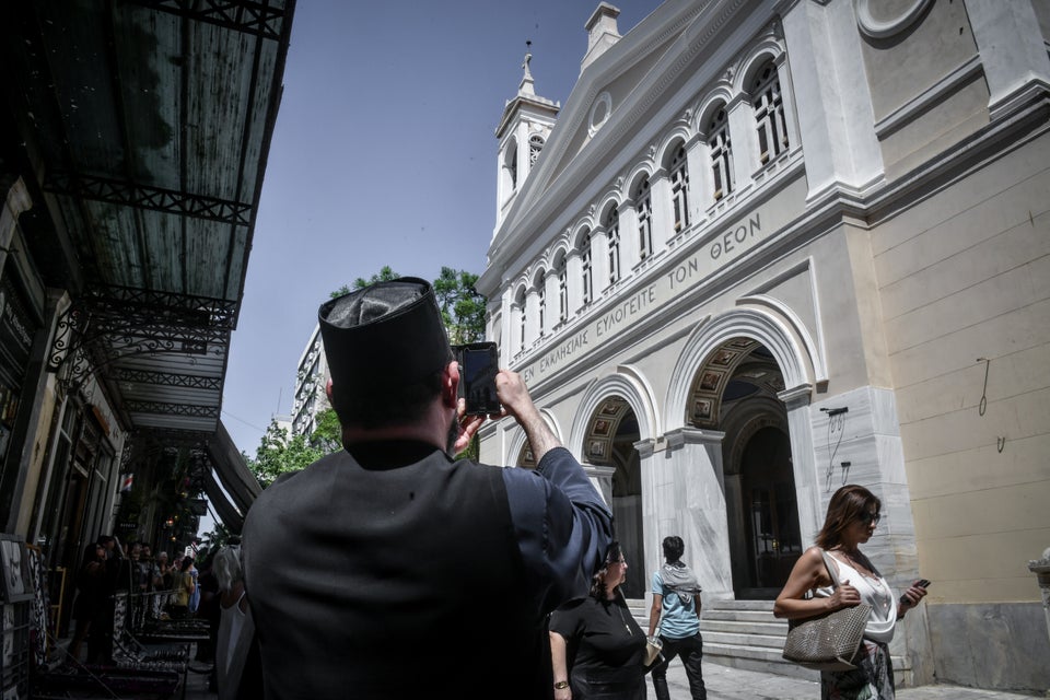 Πτώση του μαρμάρινου σταυρού στην Αγία Ειρήνη στην οδό Αιόλου