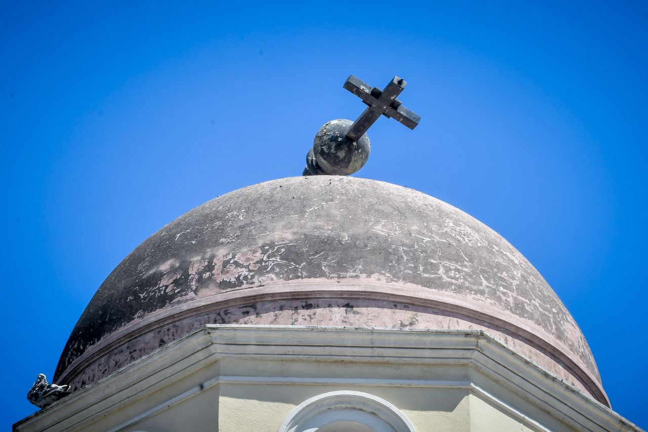 Αποκόλληση του σταυρού στην εκκλησία της πλατείας στο Μοναστηράκι. 