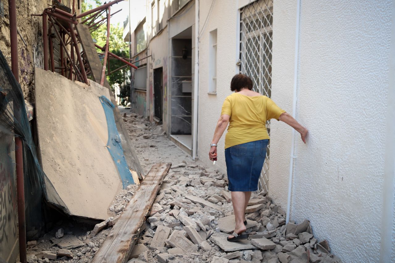 Πτώση τοίχου σε εγκαταλελειμμένο κτίριο στην Πειραιώς