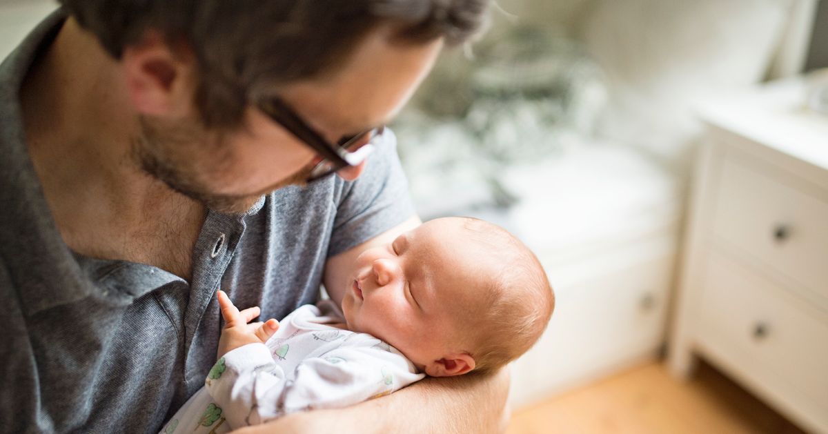 Отец имел. Позднее отцовство. Традиционное отцовство фото. Man holding Baby.