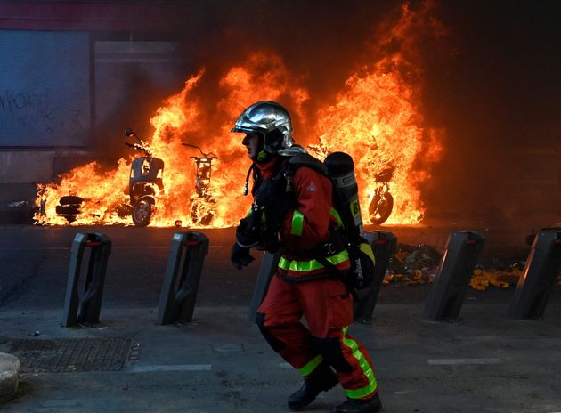 Les Pompiers Pourront Desormais Filmer Leurs Interventions Le Huffpost