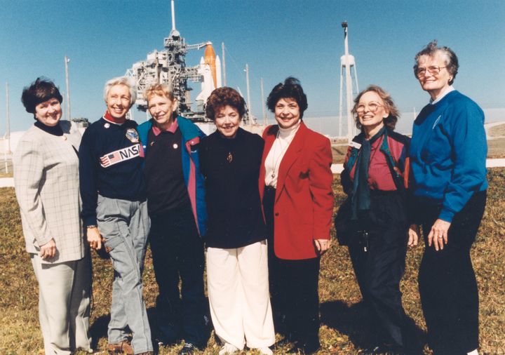 Membres del Mercury 13. D’esquerra a dreta: Gene Nora Jessen, Wally Funk, Jerrie Cobb, Jerri Truhill, Sarah Rutley, Myrtle Cagle i Bernice Steadman prop de la plataforma de llançament 39B del transbordador espacial Discovery el 1995.