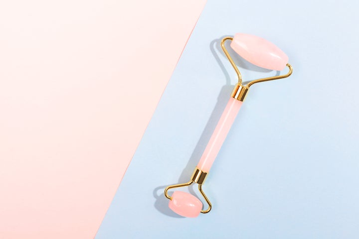 O rolinho massageador facial de quartzo rosa, usado para o cuidado com a pele, chega a custar R$99,00. 