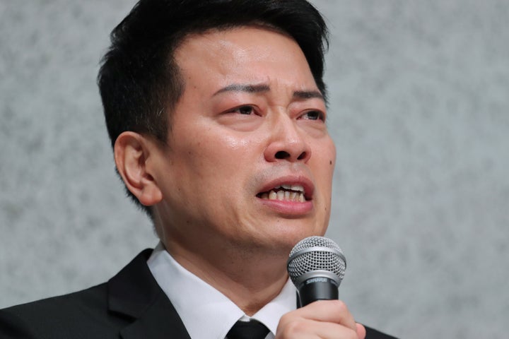 記者会見で謝罪する宮迫博之さん