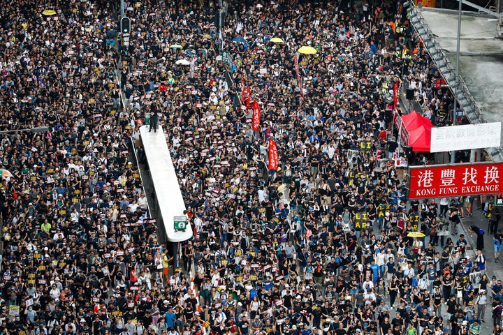 Thousands of Hong Kong protesters marched on Sunday from a public park to call for an independent investigation into police tactics.